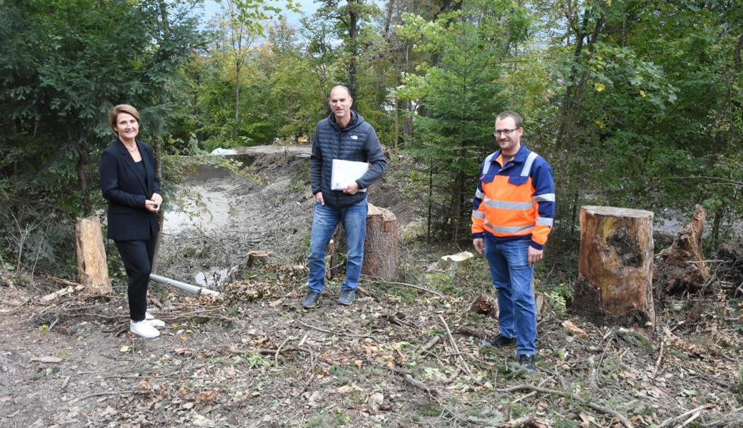 Bei der Besichtigung der Baustelle, von links: Silvia Troxler, Gemeindepräsidentin Balgach, Ingenieur und Projektleiter Roger Dietsche sowie Sandro Hartmann, Leiter Unterhaltsdienst der Gemeinde Balgach.  