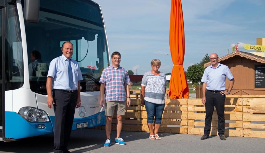 Für den Augstamarkt am kommenden Montag verkehrt im Viertelstundentakt ein kostenloser RTB-Shuttle vom Städtli auf die Allmend und wieder zurück. Die Verantwortlichen freuen sich auf die Zusammenarbeit (v. l.): Roman Ricklin, Chauffeur, Peter Hutter, Marktchef, Hiltrud Frei, Präsidentin Marktverband, Sektion Ostschweiz, und Hans Koller, Leiter Markt RTB Rheintal Bus. 