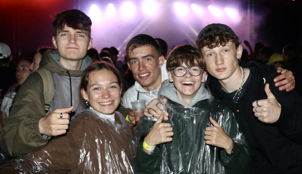 Ob mit oder ohne Regenponcho: Die Stimmung der Besucher am Summer Love Festival hielt, das Wetter nicht.