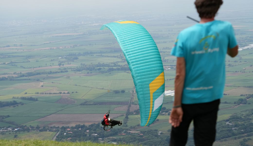 «Ich bin ein Stehaufmännchen»: Trotz Querschnittlähmung ist Daniel Schiess als Gleitschirmflieger aktiv