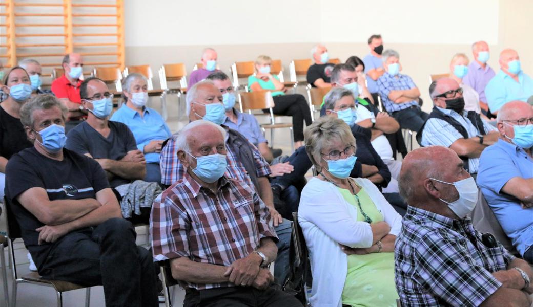 In der Mehrzweckhalle Burgwies folgten Interessierte der Präsentation zum Burg-Projekt und äusserten ihre Bedenken.