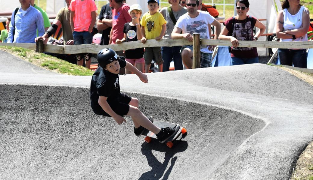 Erlaubt ist auf dem Pumptrack alles, was rollt und keinen Motor hat – so auch das klassische Skateboard.