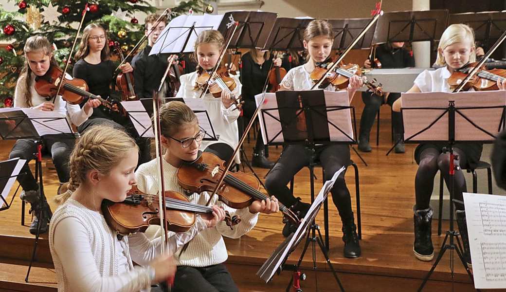 Die Gipsy-Fiddlers der Musikschule Oberrheintal gehen bei Andrea Mannhart in den Unterricht.