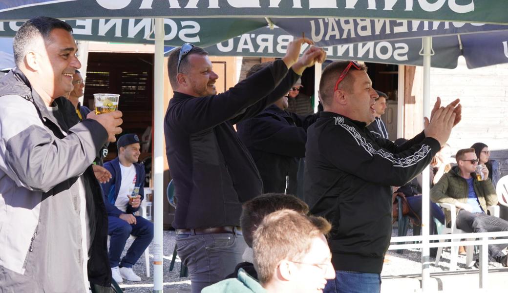 Was für ein Tag für Rüthi-Präsident Urs Baumgartner (rechts): Zuerst wurde er mit dem besten Resultat als Rüthner Gemeinderat bestätigt, nachher feierte er den Derbysieg in Rebstein.