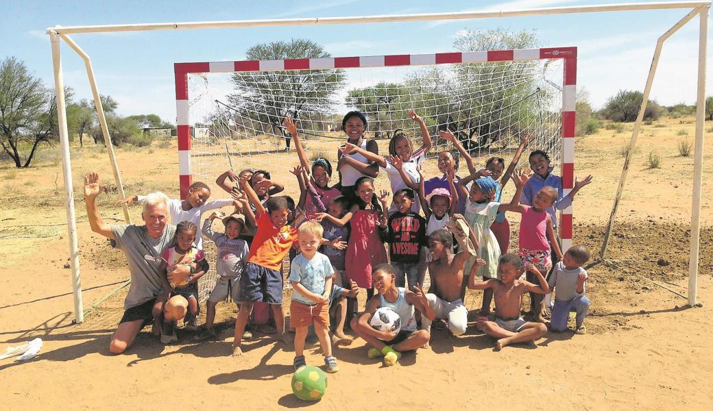 Die San-Kinder freuen sich über das neue Handballtor, auch wenn sie lieber Fussball spielen.
