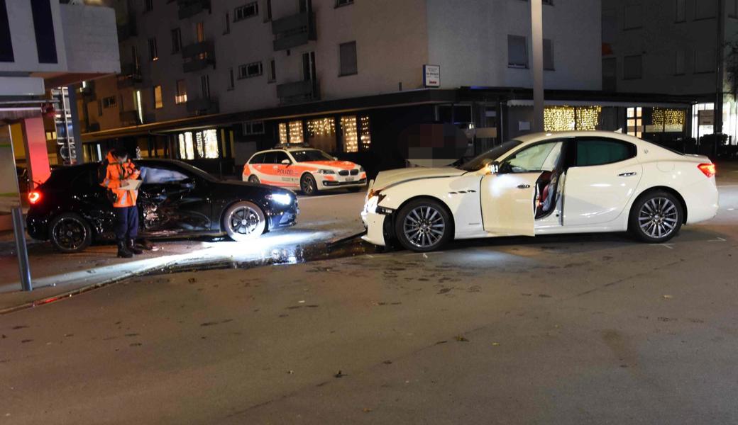 Die zwei Autos kollidierten mitten im Ort.