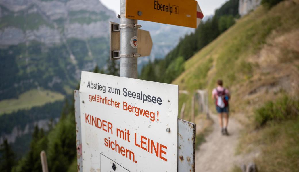 Eine Tafel warnt vor den Gefahren beim Abstieg vom Aescher zum Seealpsee: Jetzt sollen zweisprachige Warnhinweise montiert werden.