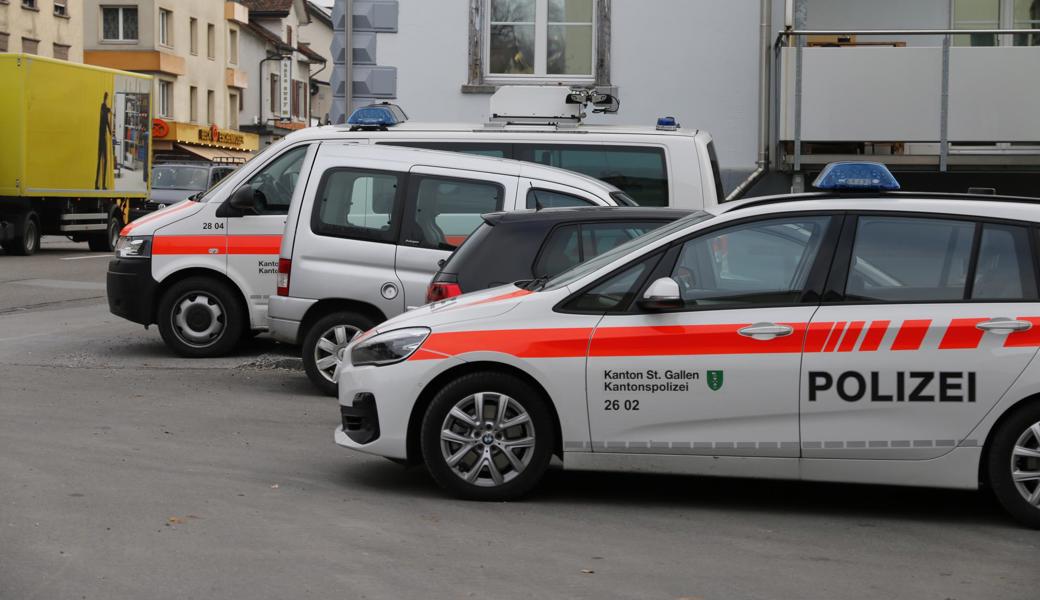 Ein Mann mit Waffe verschanzte sich in einer Wohnung. 