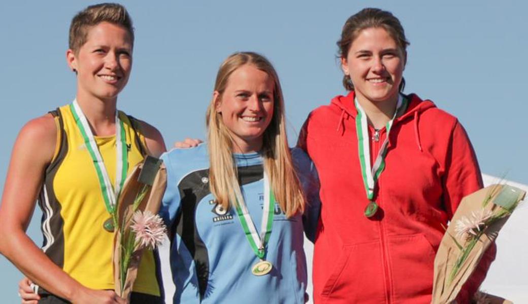 Lea  Herrsche (Mitte) gewinnt zum achten Mal den Kugelstosswettkampf am Gesa-Cup, Rebecca Ammann (l.), ihre Nachbarin Eva Ulmann steht rechts von ihr auf dem Podest.