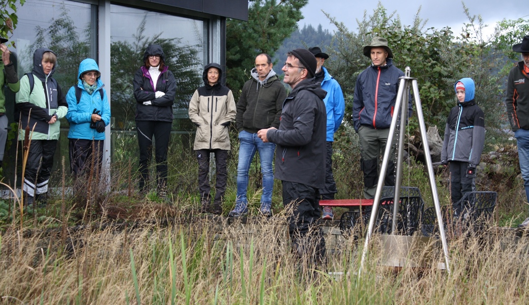 Naturgärtner Patrick Reck erklärte am Pro Riet-Kurs, wie wichtig Wasserlebensräume für die Artenvielfalt sind.