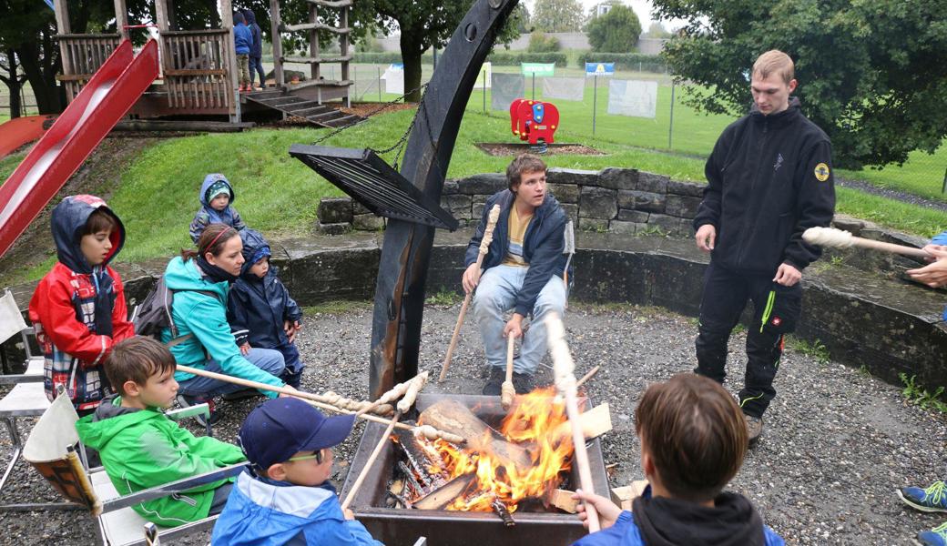 Die Gäste waren eingeladen, Schlangenbrot zu backen über dem Lagerfeuer.