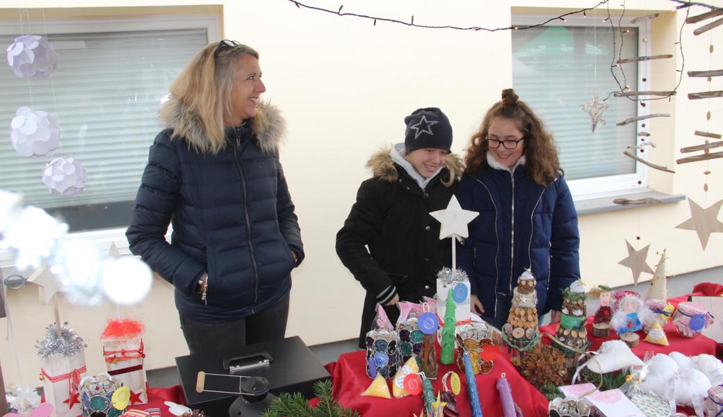 Die Primarschule Neumüli betrieb ihren Stand zugunsten der Hilfswerke Sternschnuppe und Kinder in Not.