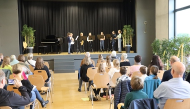 Das Ensemble Push The Button der Musikschule Musik im Zentrum gab Songs wie YMCA oder die glorreichen Sieben zum Besten.