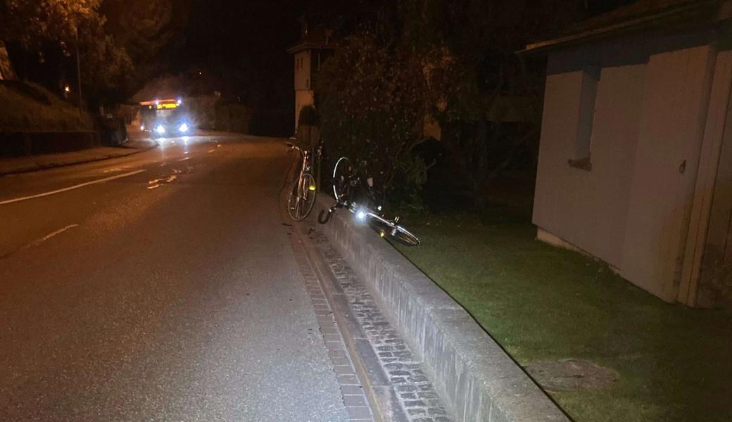 Der Velofahrer fuhr in ein Mäuerchen am Fahrbahnrand.