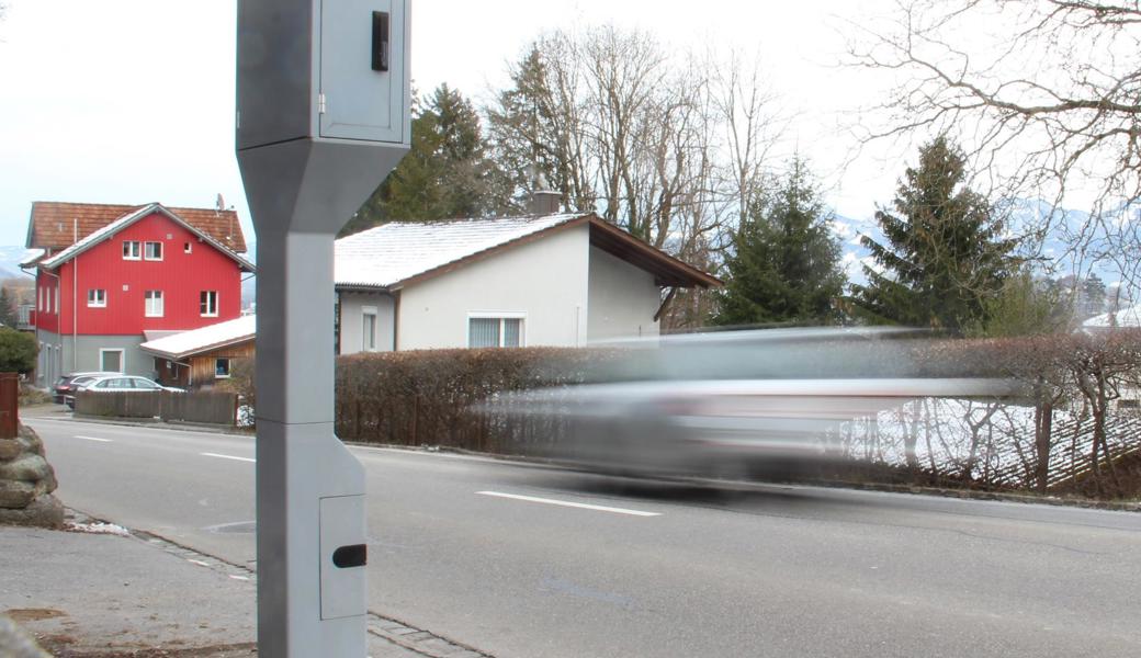 Fast wie ein Geist: Kaum da, schon wieder weg. Mit einem rechtlich relevanten Tempo von 111 km/h wurde an dieser Stelle der Stossstrasse ein junger Südtiroler erwischt.