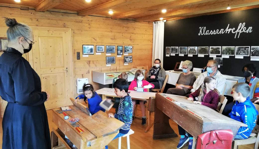 Unterricht wie vor hundert Jahren im Ortsmuseum Rüthi im alten Schulzimmer.