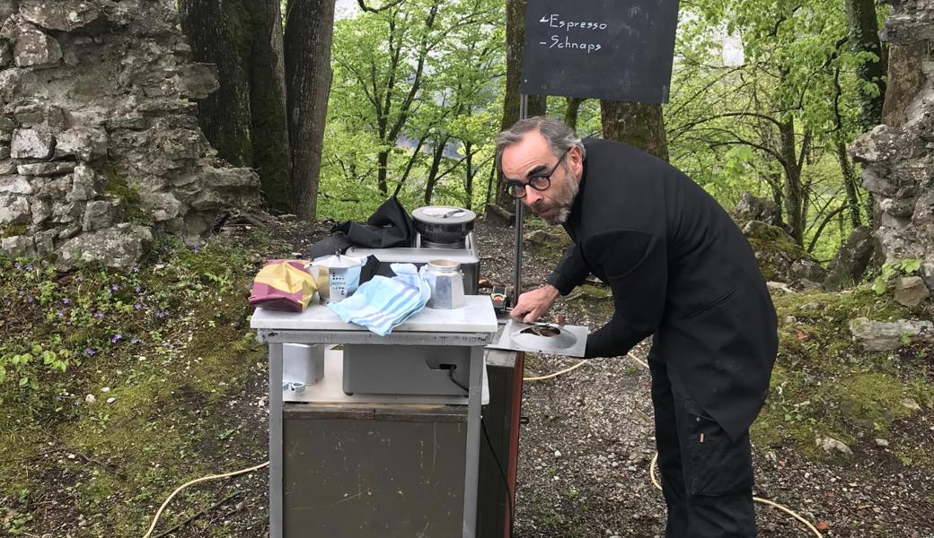 Roland Adlassnigg wartet mit Kaffee Luz auf die Teilnehmer.  