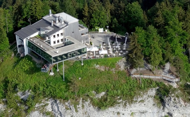 Mit Heli und Handyortung: Rettungseinsatz unterhalb des Karrens