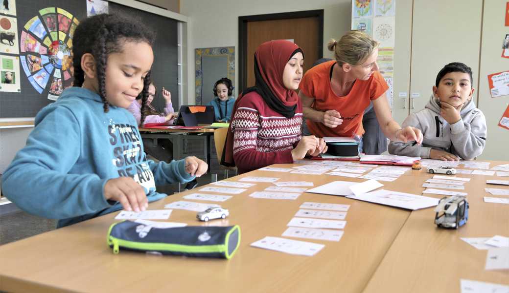 Kinder verschiedener Nationalitäten besuchen die Integrationsklasse im Schulhaus Blattacker in Heerbrugg.  