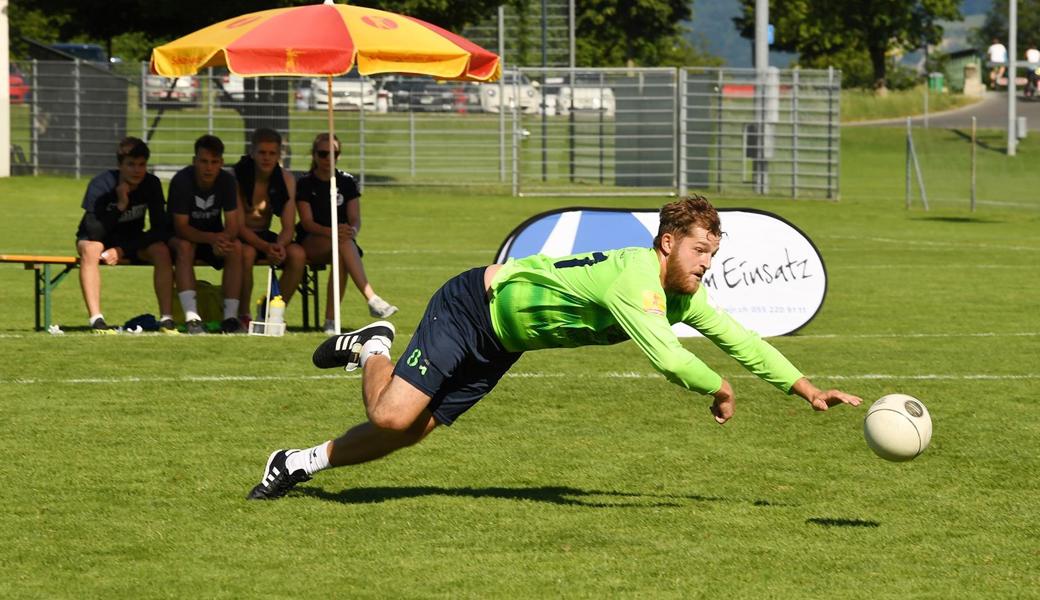 Schwerstarbeit bei 34 Grad im Schatten: Faustball Widnau zeigte am letzten Wochenende in Jona vor allem defensiv eine starke Leistung.