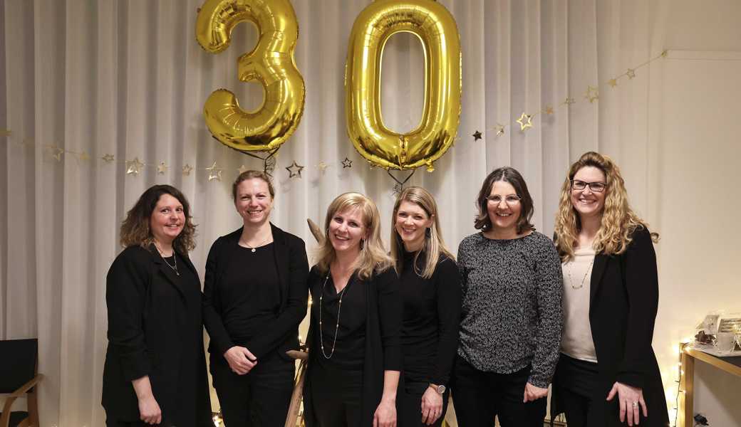 Sie feierten den 30. Geburtstag (von links): Kathrin Weder und Franziska Joller, die neu im Ludo-Team sind, und der Vorstand bestehend aus Christina Jud, Susanne Kummer, Christine Ritz, Claudia Waibel. Es fehlt: Melanie Weder. 