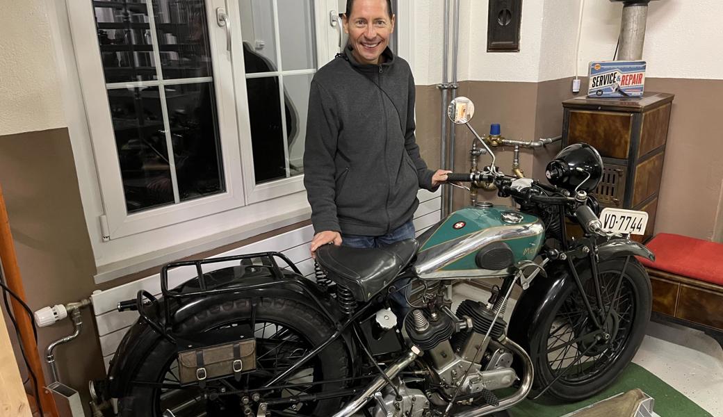 Jowef Wüst, Inhaber des Oberrieter Motorradmuseums, mit seinem liebsten Modell, einer Moser (Schweizer Marke), 750 ccm, Baujahr 1932.