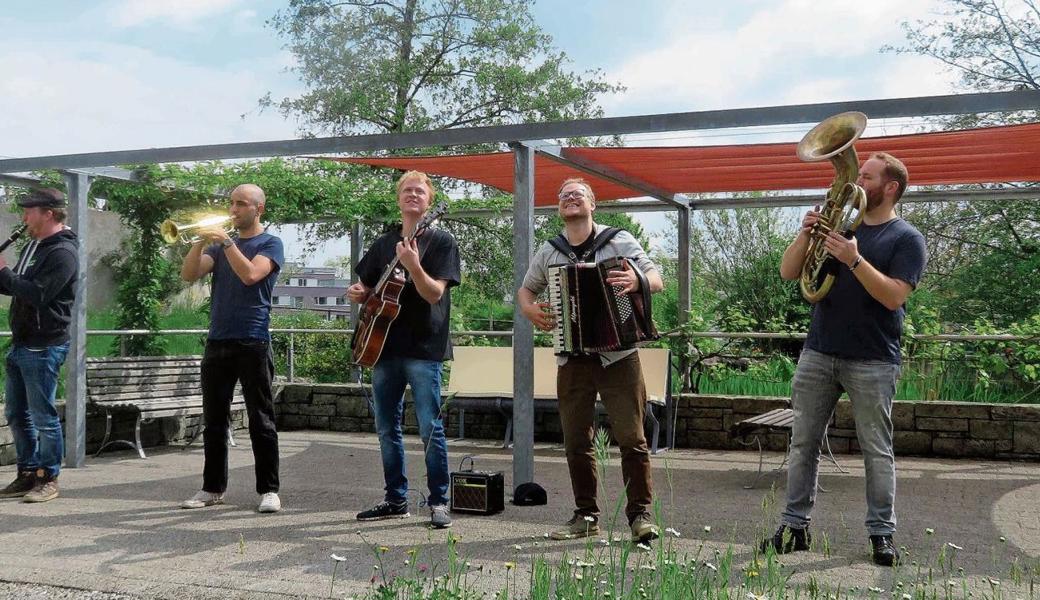 Willkommene Unterhaltung gab es dank einem Open-Air-Auftritt der Fäaschtbänkler. 