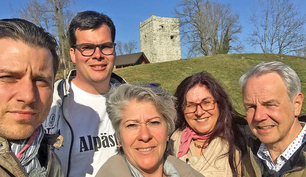 Gabriela Weber (2. von rechts) aus Oberriet zeigt den Kandidaten Cello Folini (von links) Boris Zaalberg, Claudia Steiger und Wisi Moser in der Sendung «Mini Schwiiz – dini Schwiiz», wie schön es in der Region ist. 