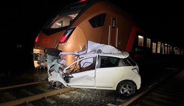 Zug kollidiert mit Auto auf Bahnübergang – Fahrerin und Kind entkommen knapp