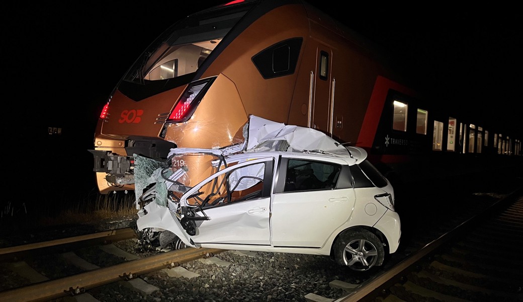 Zug kollidiert mit Auto auf Bahnübergang – Fahrerin und Kind entkommen knapp