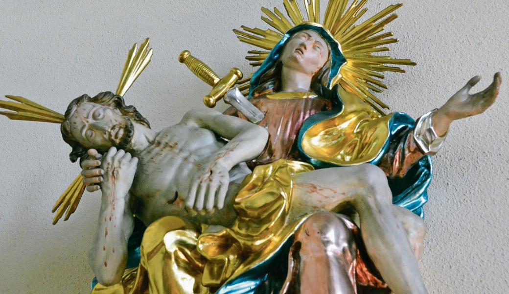 Die Pietà in der katholischen Kirche in Balgach zeigt, wie Maria um ihren Sohn trauert. 