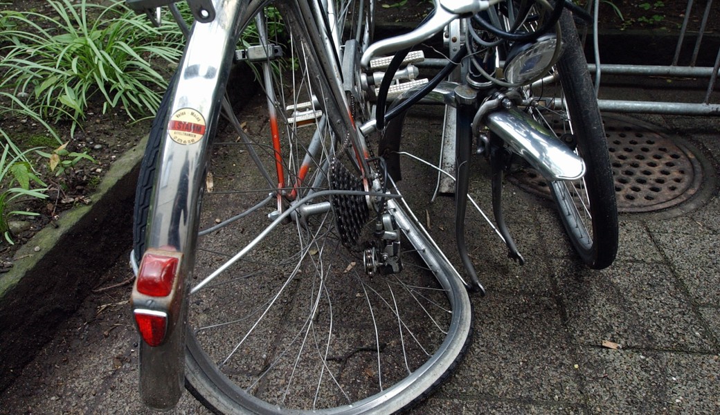 Zur Bekämpfung von Vandalismus beim Veloständer: Gemeinde plant Überwachungskameras