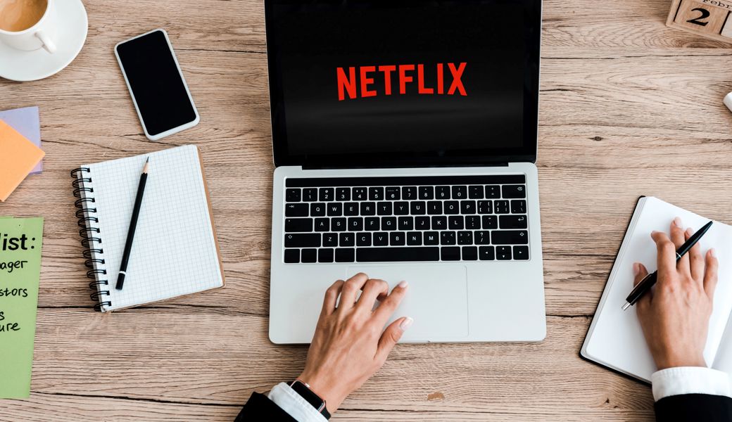 Fernsehen während der Arbeit? Netflix bietet neue Kategorie «Perfekt fürs Homeoffice» an