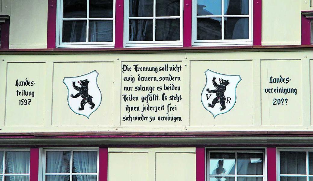 Im alten Landsgemeindeort Trogen wird an einer Hausfassade die 1597 erfolgte Trennung des Landes Appenzell und die Möglichkeit der Wiedervereinigung thematisiert. 