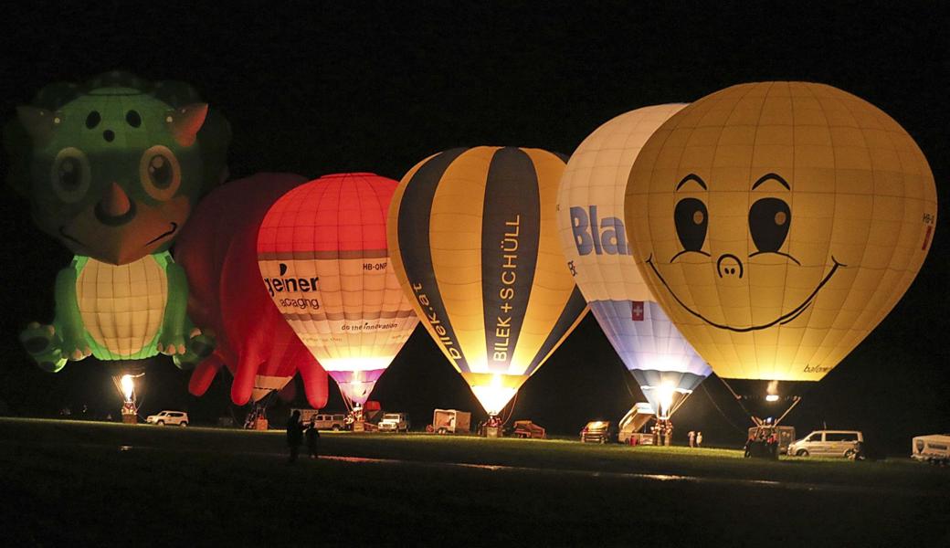 Eindrückliches Highlight: Zu moderner Musik leuchten die Ballone während des Night-Glow rhythmisch auf.