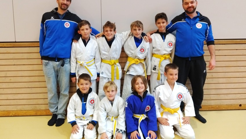 Die erfolgreichen Rheintaler U9- und U13-Judokas mit (hinten, v.l.) Coach Sascha Walker, Nils Müller, Diego und Liam Hartmann, Jed Belazi und Coach Andreas Kamber sowie vorne (v.l.) Luca Zuberbühler, Keanu Hartmann, Samara Walker und Fabian Sonderegger.