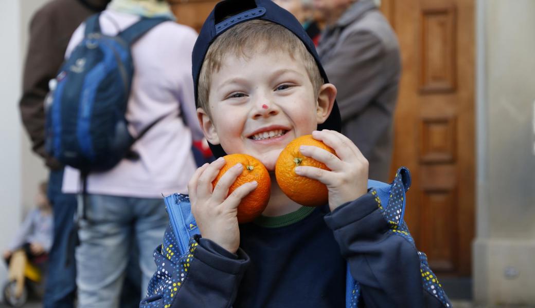 Der fünfjährige Paolo Fanigliulo sicherte sich zwei saftige Orangen.
