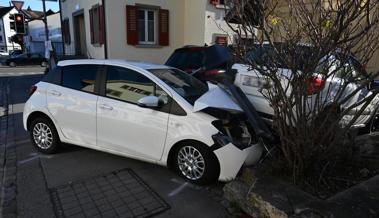 Gegen parkierte Autos gefahren