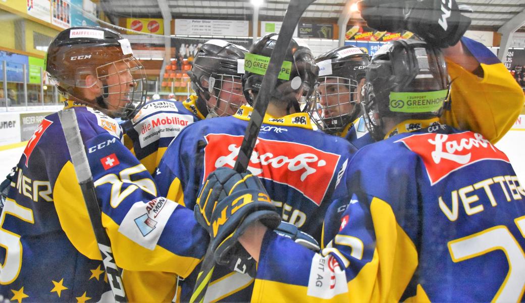 Der SC Rheintal bejubelt das zweite Tor von Pascal Kusters zum 2:1 gegen Vallée de Joux. 