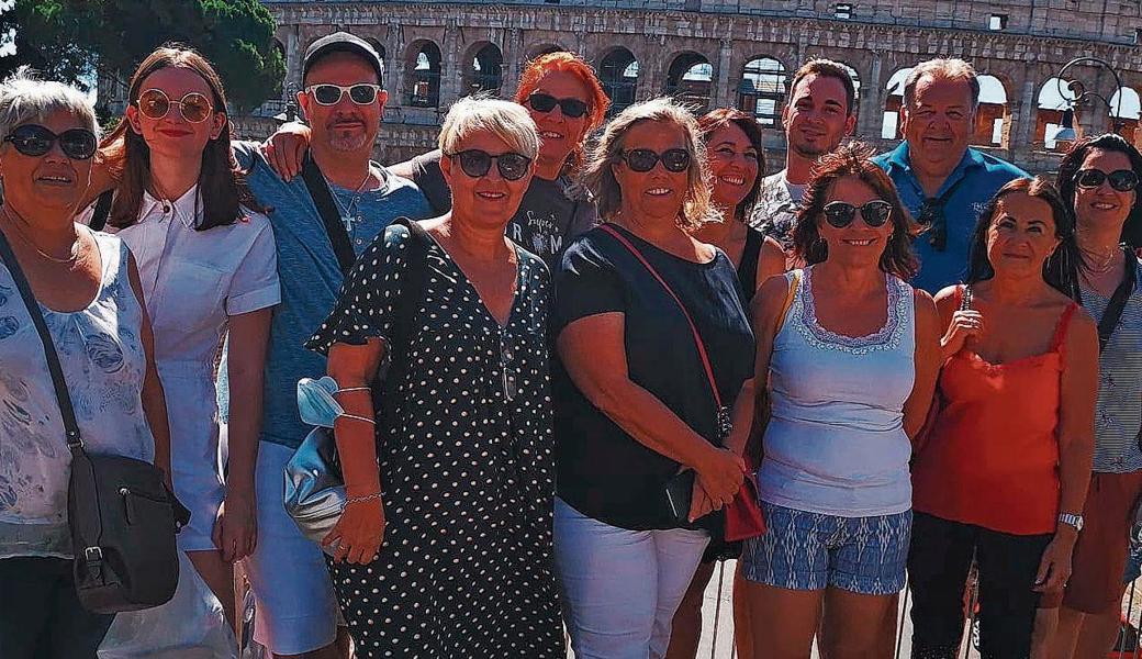 Die Dorftheatergruppe vor dem Kolosseum in Rom. 