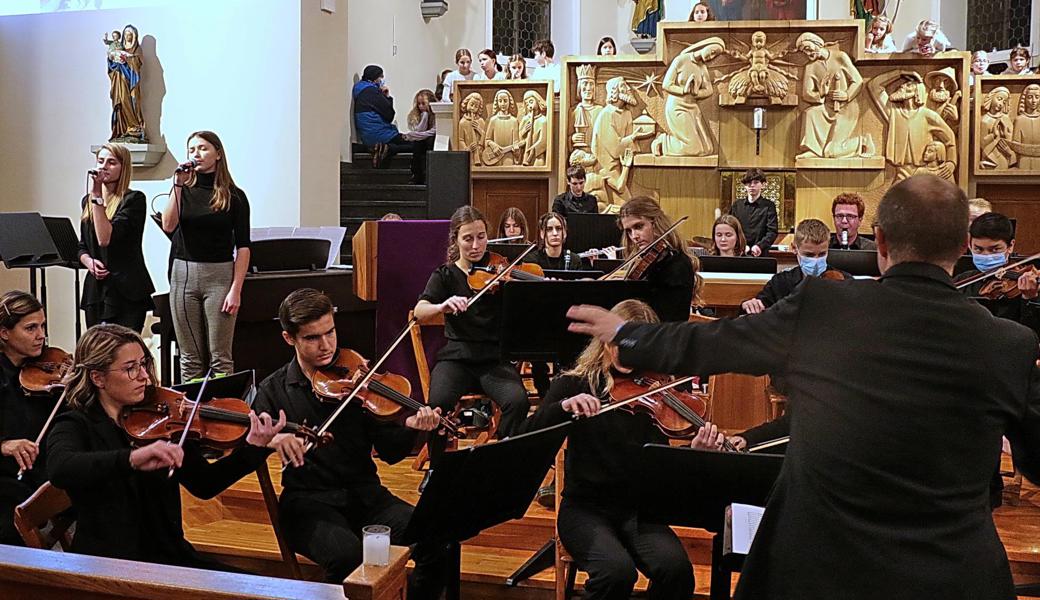 Andrina Gantenbein und Giulia Schnetzer (links) bereicherten mit ihren schönen Stimmen den Klang des Jugendsinfonieorchesters unter der Leitung von Raphael Rebholz.