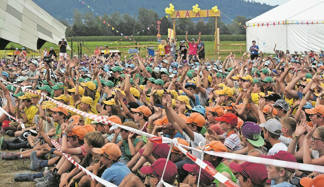 Fast 2500 Kinder, Jugentliche und leiter jubeln an der Abschlussfeier des Kantonslagers.