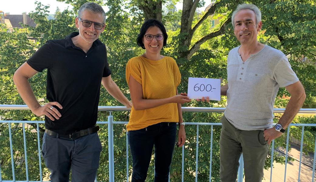 Bei der Übergabe des Zustupfs aus dem Oberen Rheintal (von rechts): Ruedi Gasser (Leiter Jugendarbeit), Marion Heeb (Projektleiterin «30 Jahre Kinderrechte»/ Stv. Leitung Jugendarbeit) ) und Marco Vanotti (Leitung Notunterkunft).