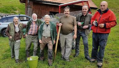 Jäger entfernen alten Stacheldraht