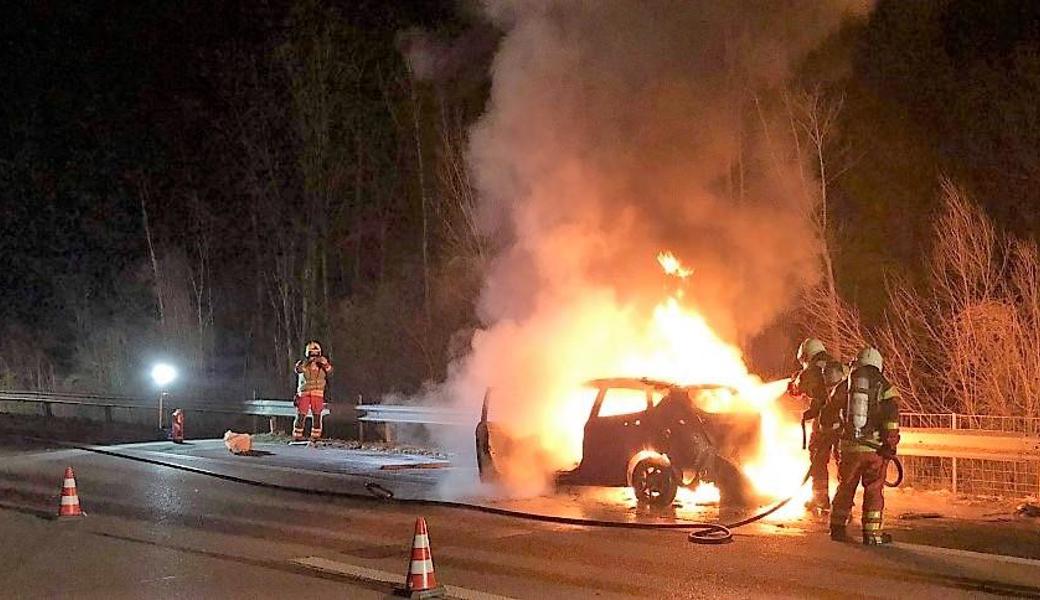 Innert Minuten stand das Auto in Vollbrand.