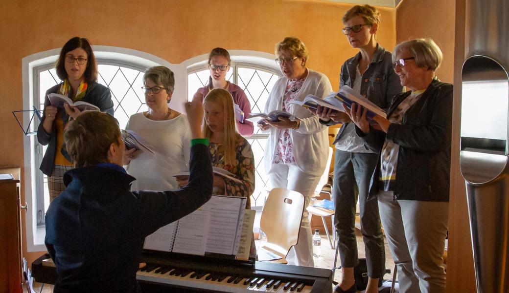 Unter der Leitung von Alexandra Schmid sang der Projektchor Hinterforst Lieder aus dem Gesangsbuch "Rise Up".