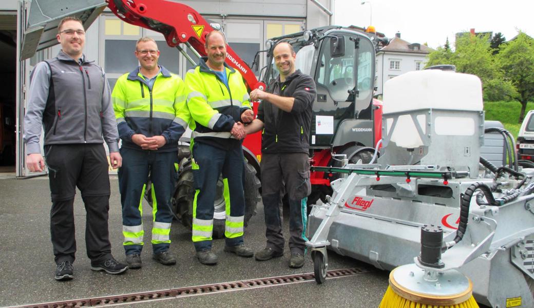 Bei der Übergabe (von links): Weidemannvertreter Armin Hässig, Markus Glättli und Werner Schmid (beide vom Bauamt) und Andreas Bischof von der Lieferfirma.