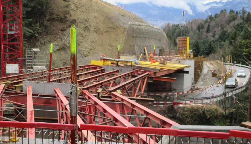 Als Vorarbeit für die künftige Betonbrücke wurde eine über das Sulzbachtobel führende Eisenkonstruktion erstellt. 