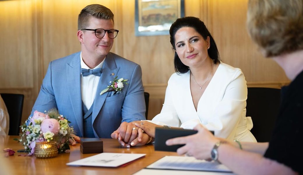 «Wennt’s weisch denn weisch es»: Mike Egger und Lisa Vincenz haben standesamtlich geheiratet