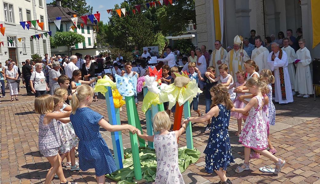 Eine Kindergruppe hatte zu Ehren des Bischofs einen Tanz einstudiert.